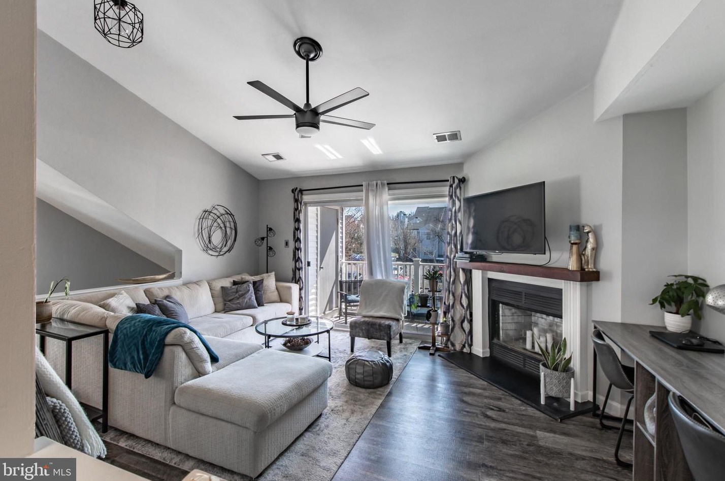 702 Mews Dr, Sellersville PA  18960-2740 exterior