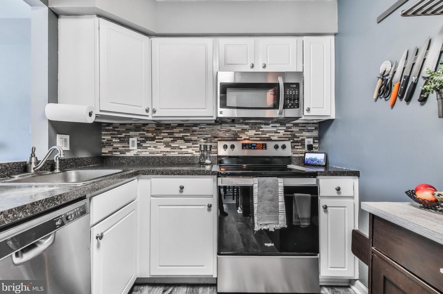 702 Mews Dr, Sellersville PA  18960-2740 exterior