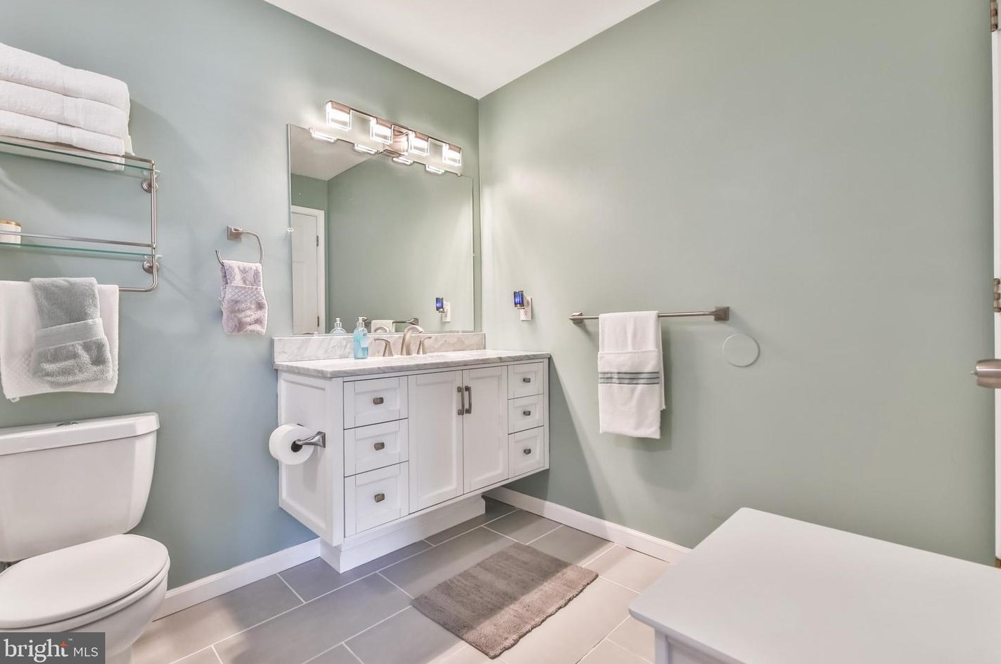 702 Mews Dr, Sellersville PA  18960-2740 exterior