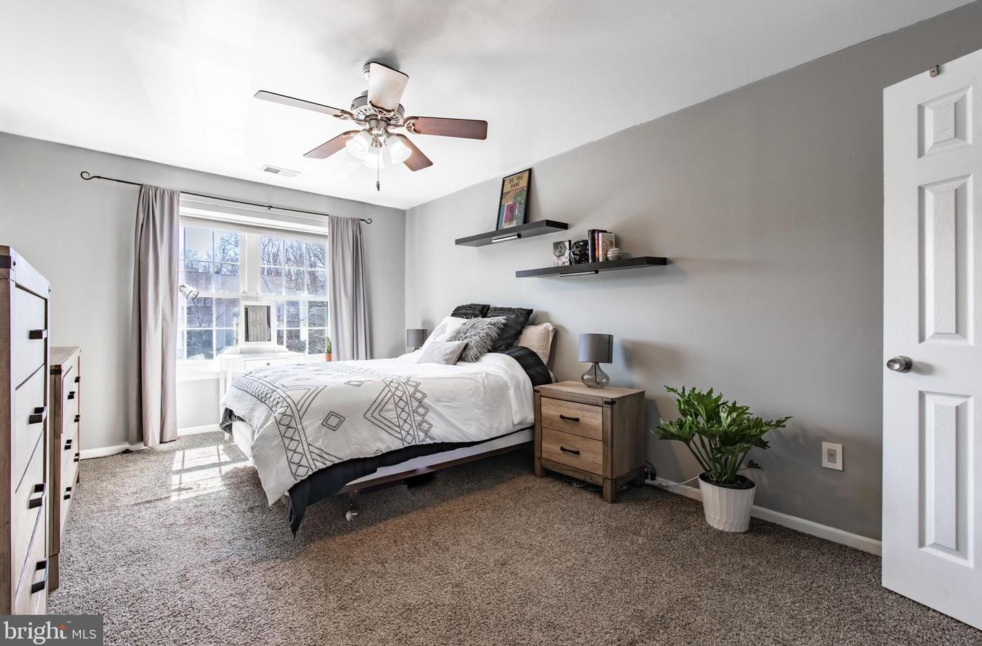 702 Mews Dr, Sellersville PA  18960-2740 exterior