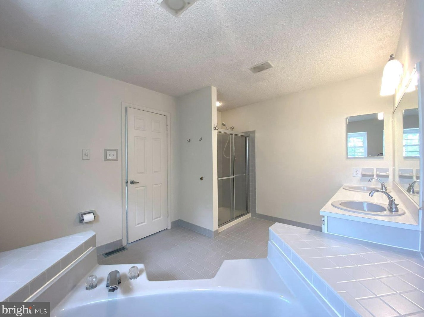 54 Magnolia Dr, Upper Makefield PA  18940-9236 exterior