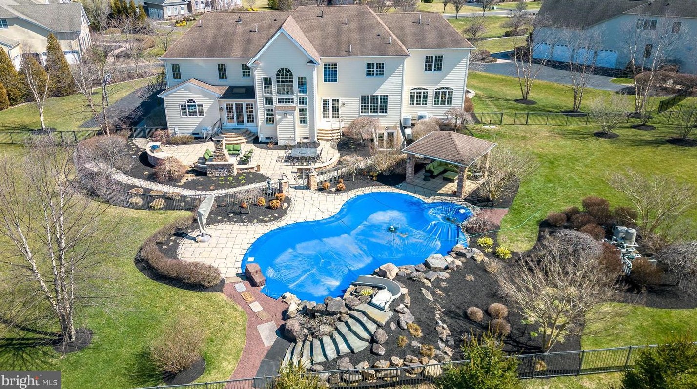 11 Holme Ct, Upper Makefield PA  18940-3024 exterior