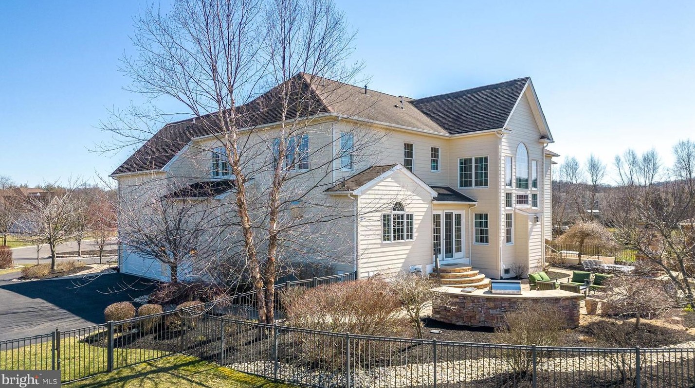 11 Holme Ct, Upper Makefield PA  18940-3024 exterior