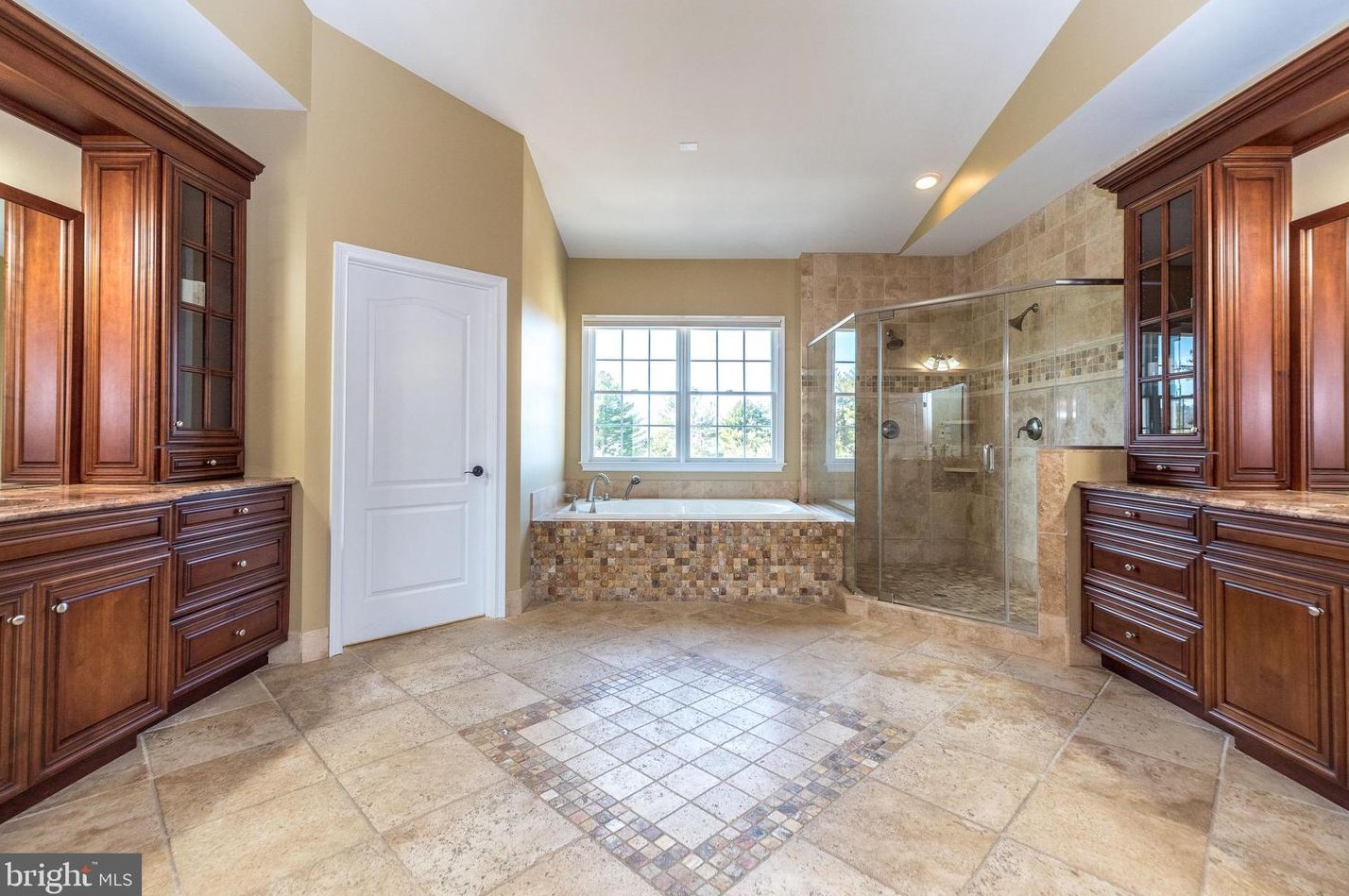 11 Holme Ct, Upper Makefield PA  18940-3024 exterior