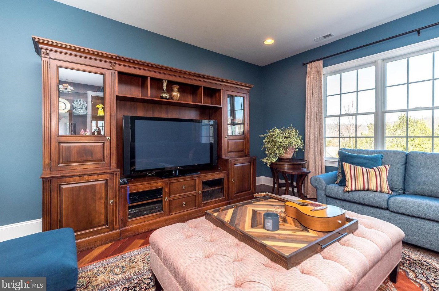 11 Holme Ct, Upper Makefield PA  18940-3024 exterior