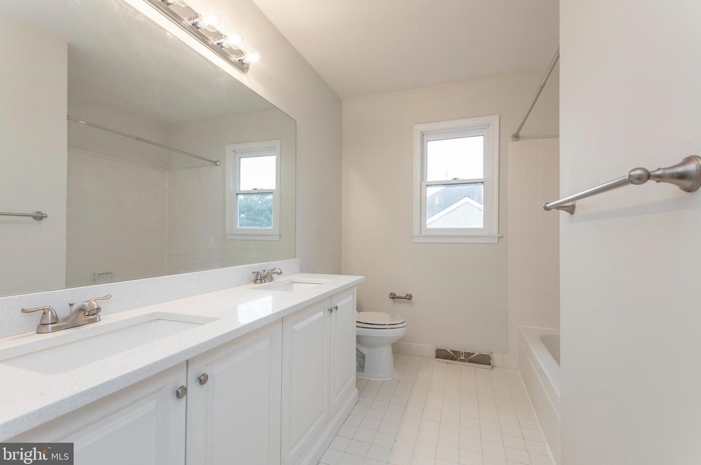 350 Laurel Oaks Dr, Langhorne PA  19047-8528 exterior