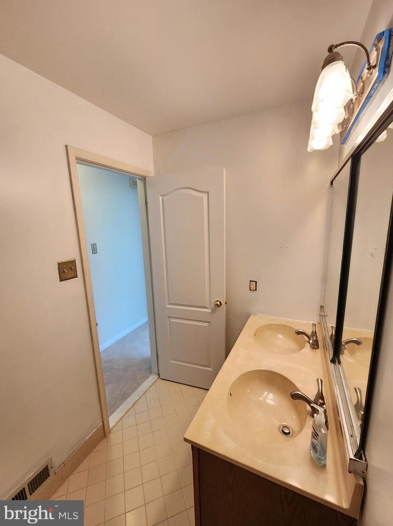 255 Pintail Ct, Langhorne PA  19047-8242 exterior