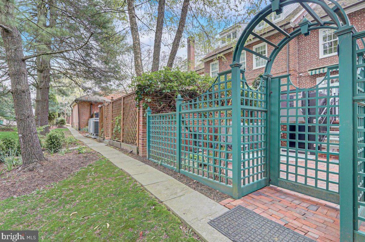 8 Barclay Ct, Upper Makefield PA  18940-1555 exterior