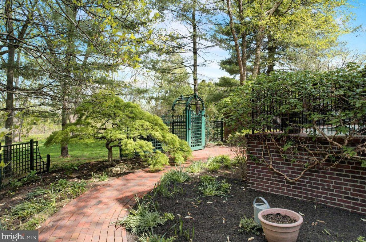 8 Barclay Ct, Upper Makefield PA  18940-1555 exterior