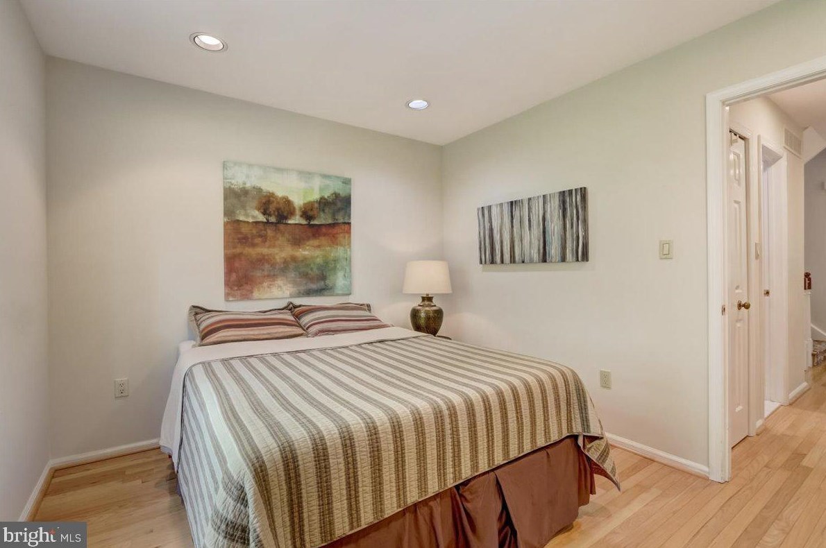 8 Barclay Ct, Upper Makefield PA  18940-1555 exterior