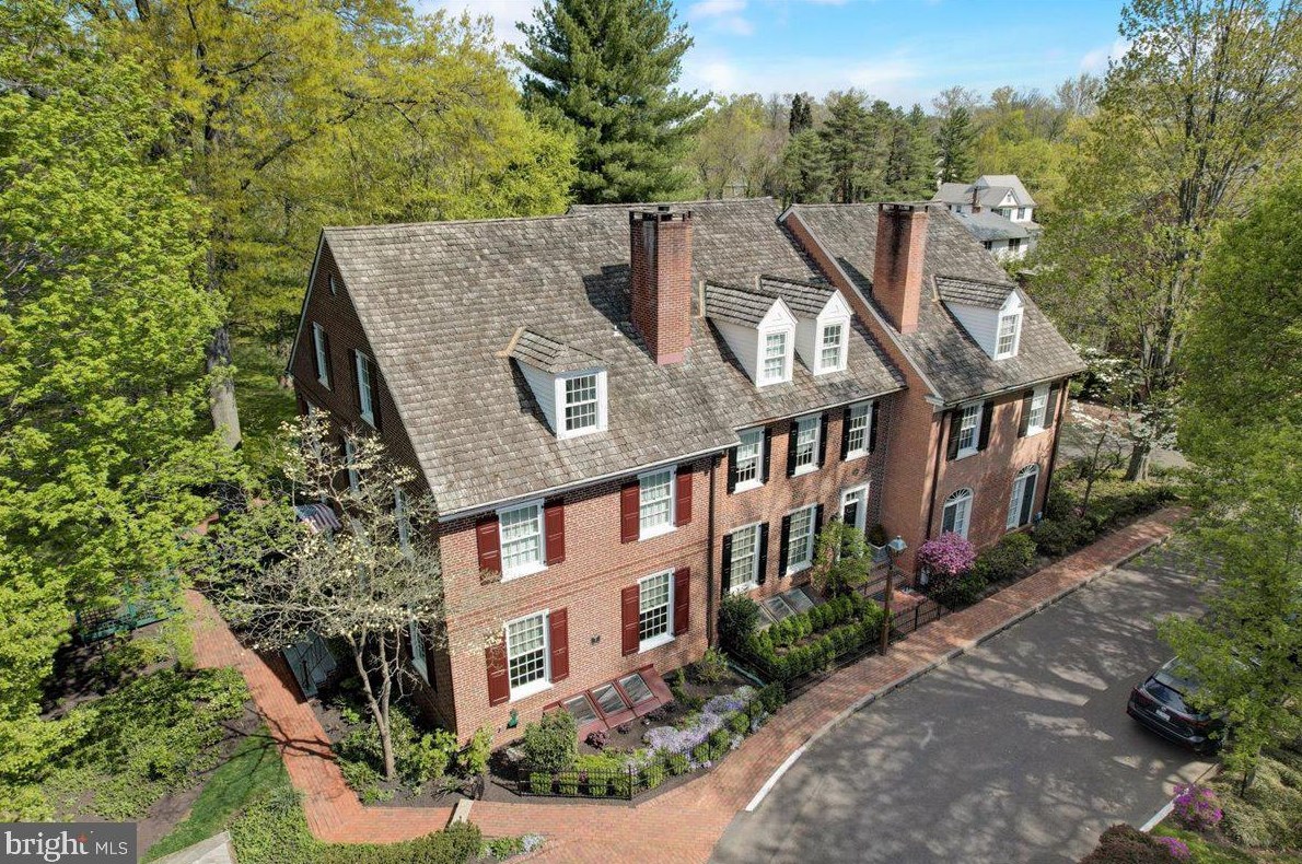 8 Barclay Ct, Upper Makefield PA  18940-1555 exterior