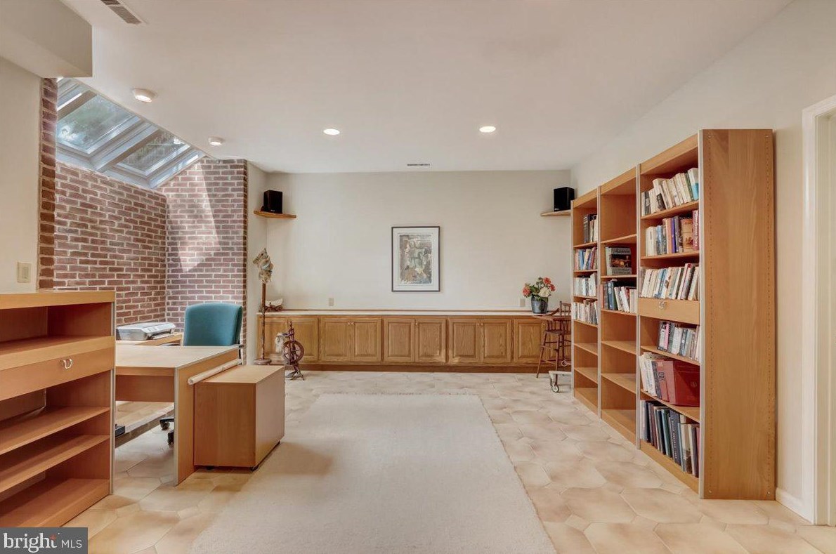 8 Barclay Ct, Upper Makefield PA  18940-1555 exterior