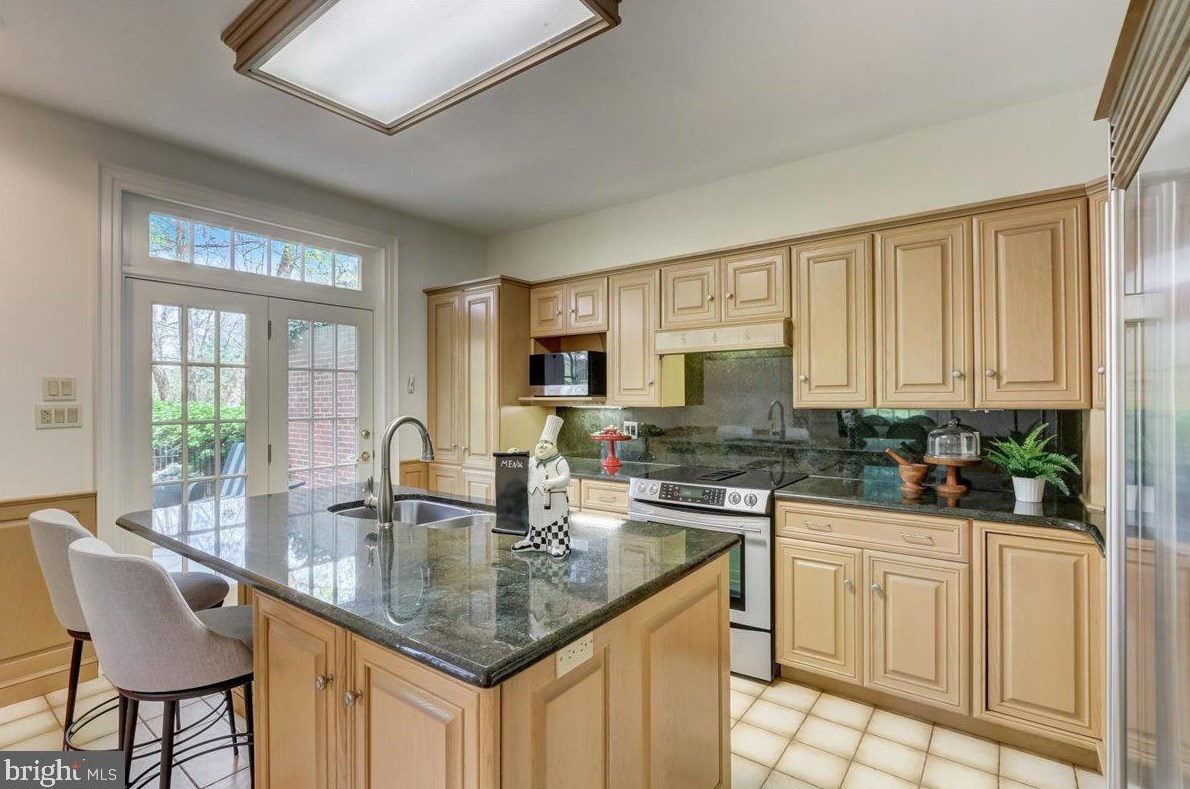 8 Barclay Ct, Upper Makefield PA  18940-1555 exterior