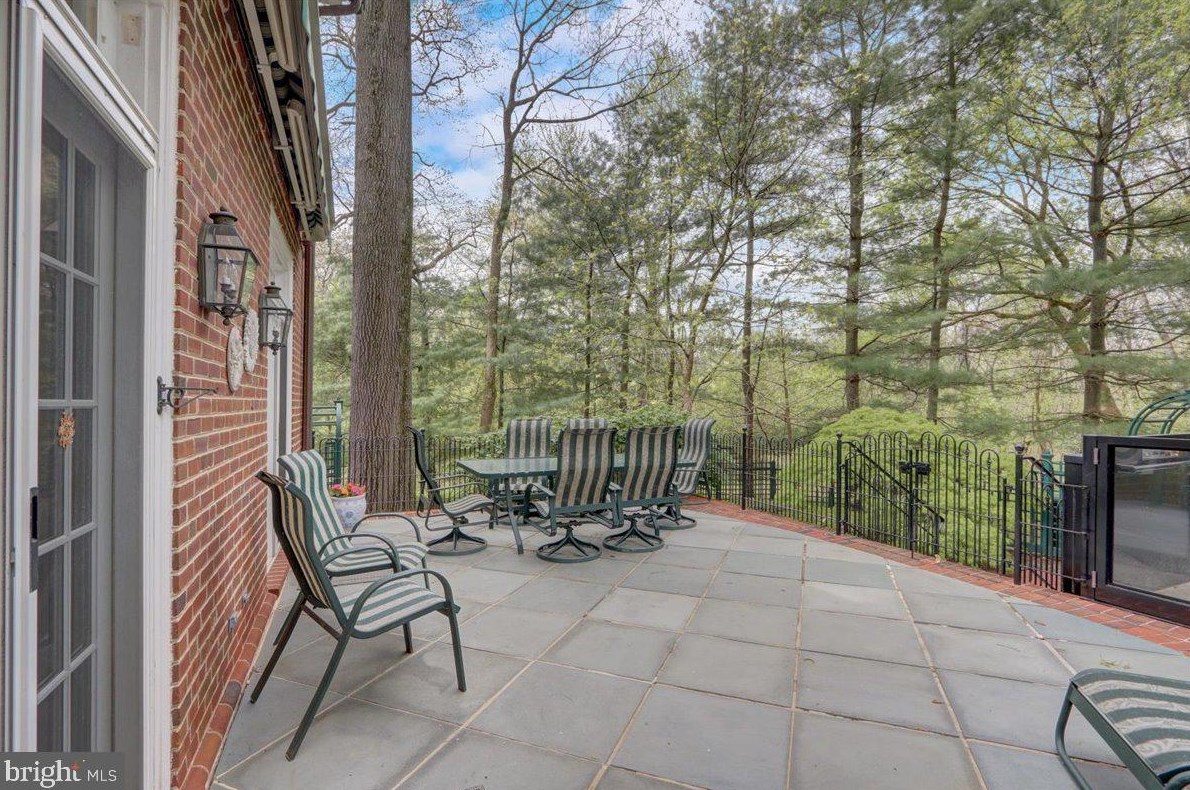 8 Barclay Ct, Upper Makefield PA  18940-1555 exterior