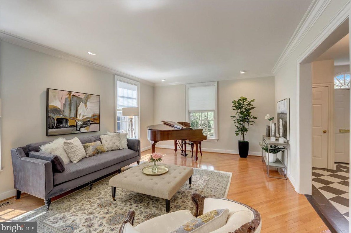 8 Barclay Ct, Upper Makefield PA  18940-1555 exterior