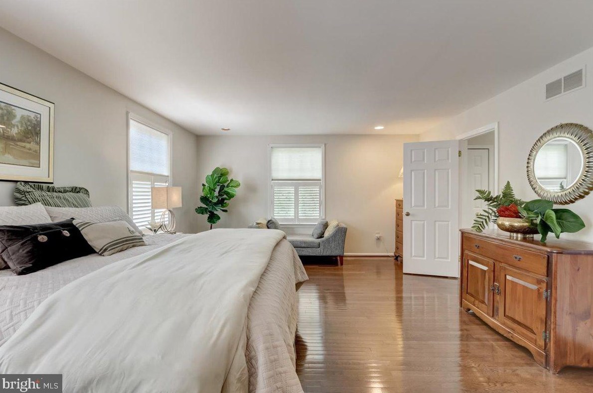 8 Barclay Ct, Upper Makefield PA  18940-1555 exterior