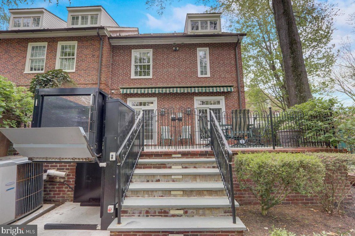 8 Barclay Ct, Upper Makefield PA  18940-1555 exterior