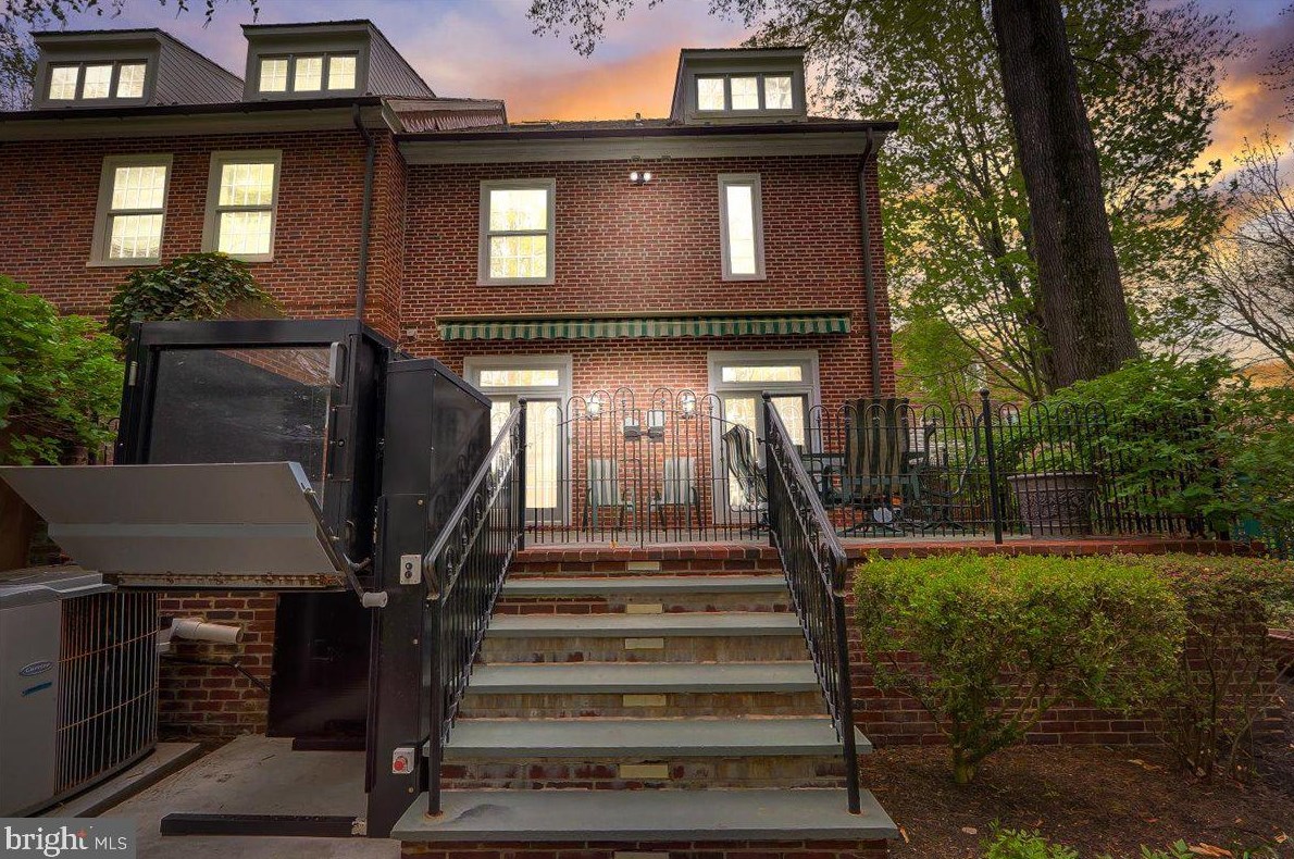 8 Barclay Ct, Upper Makefield PA  18940-1555 exterior