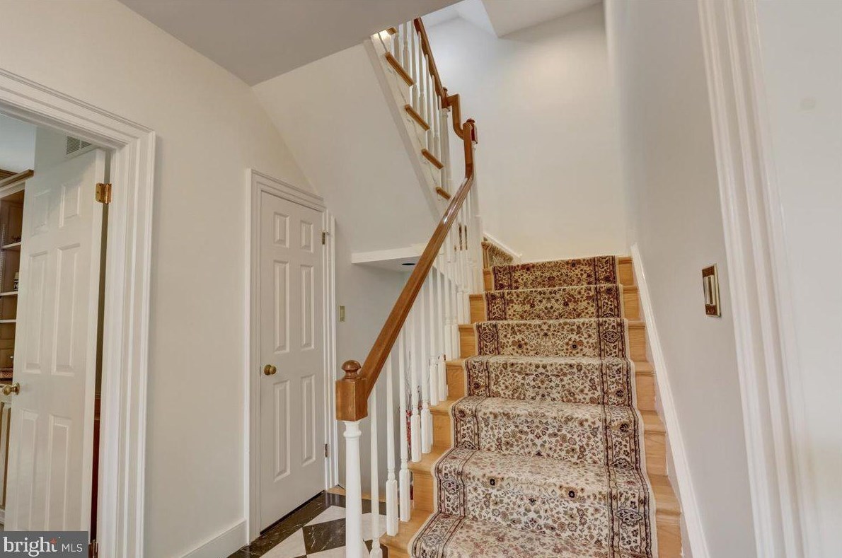 8 Barclay Ct, Upper Makefield PA  18940-1555 exterior