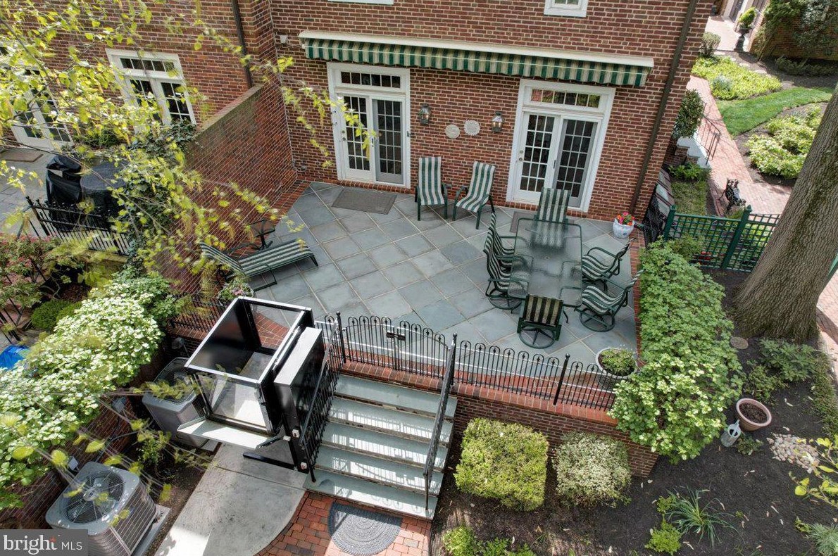 8 Barclay Ct, Upper Makefield PA  18940-1555 exterior