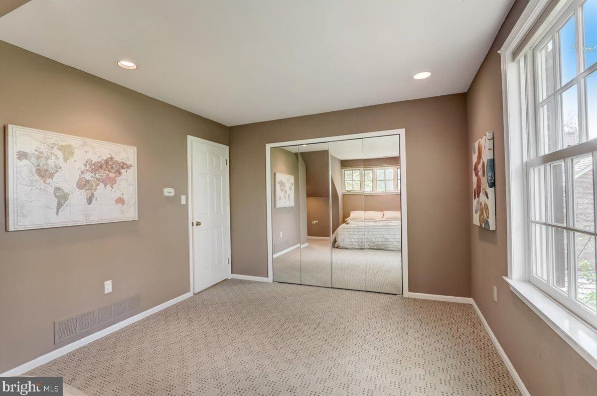 8 Barclay Ct, Upper Makefield PA  18940-1555 exterior