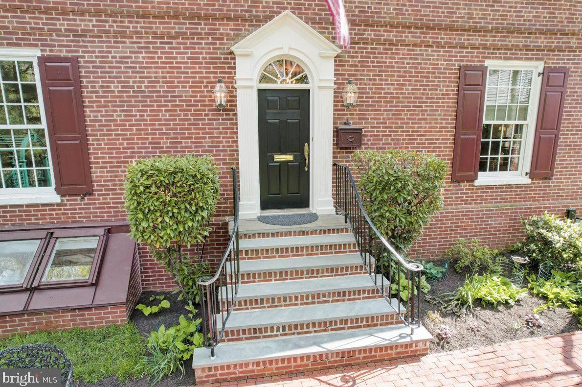 8 Barclay Ct, Upper Makefield PA  18940-1555 exterior