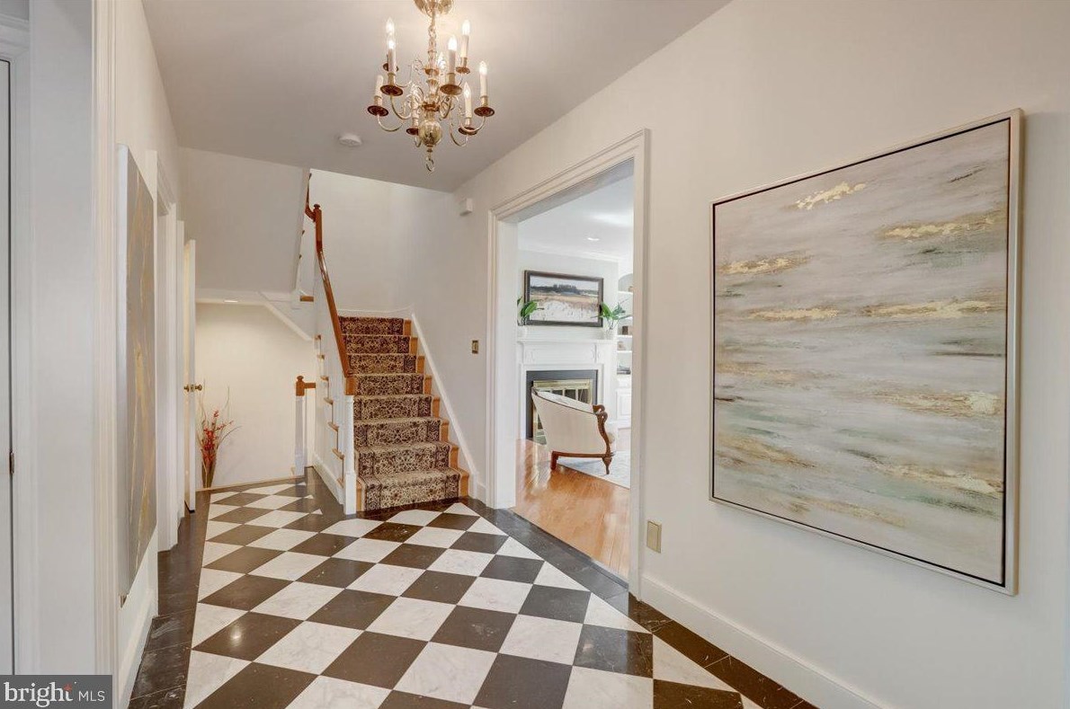 8 Barclay Ct, Upper Makefield PA  18940-1555 exterior