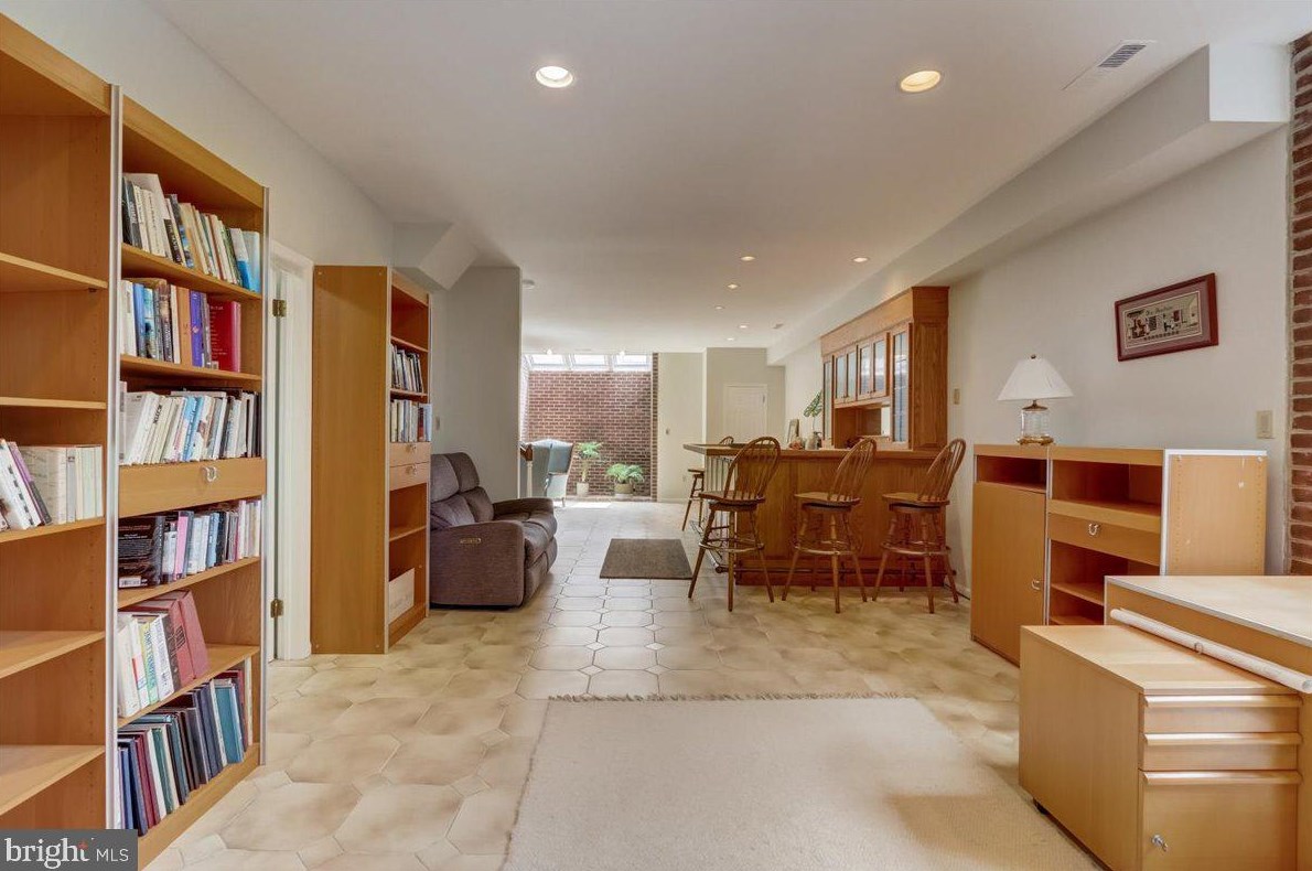 8 Barclay Ct, Upper Makefield PA  18940-1555 exterior