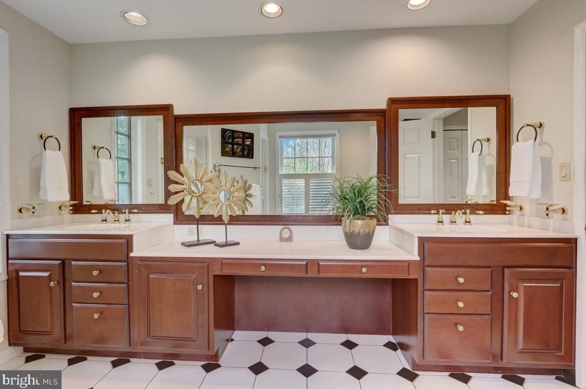 8 Barclay Ct, Upper Makefield PA  18940-1555 exterior