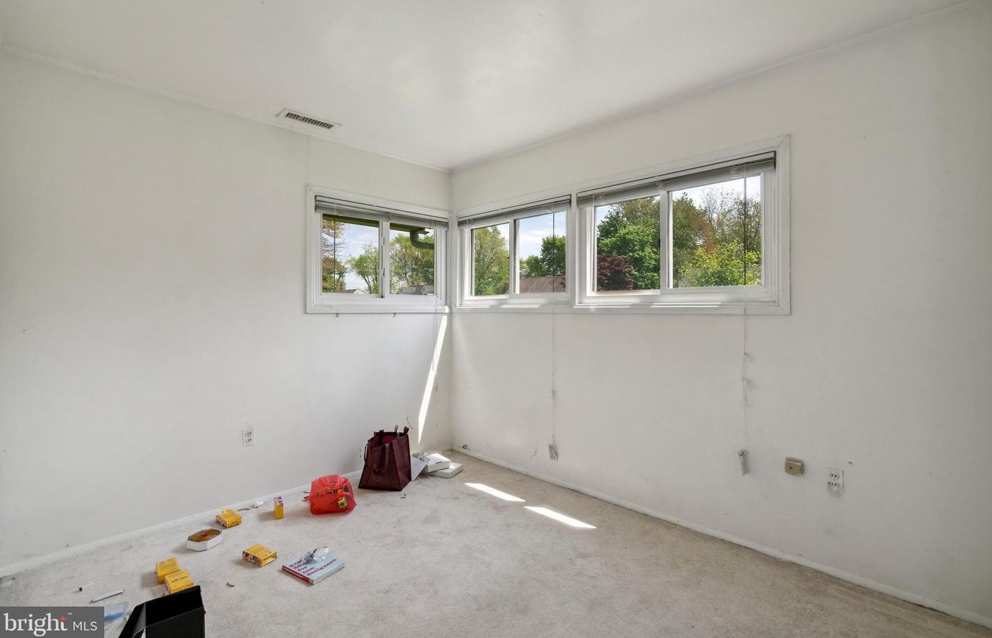 135 Hedge Rd, Levittown PA  19056-1437 exterior