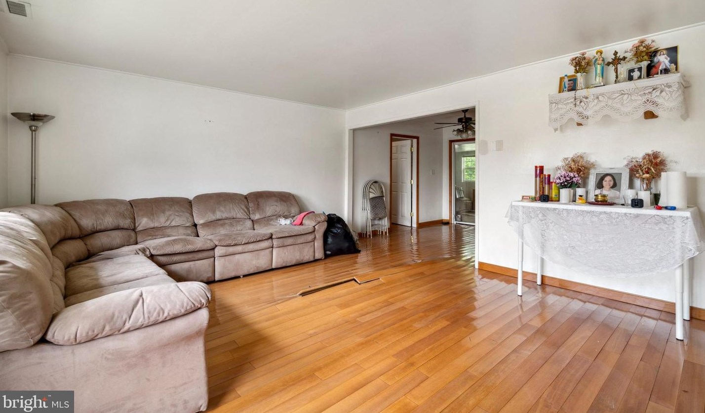 135 Hedge Rd, Levittown PA  19056-1437 exterior