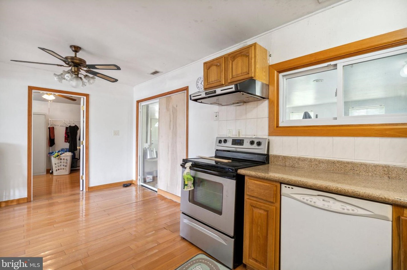 135 Hedge Rd, Levittown PA  19056-1437 exterior