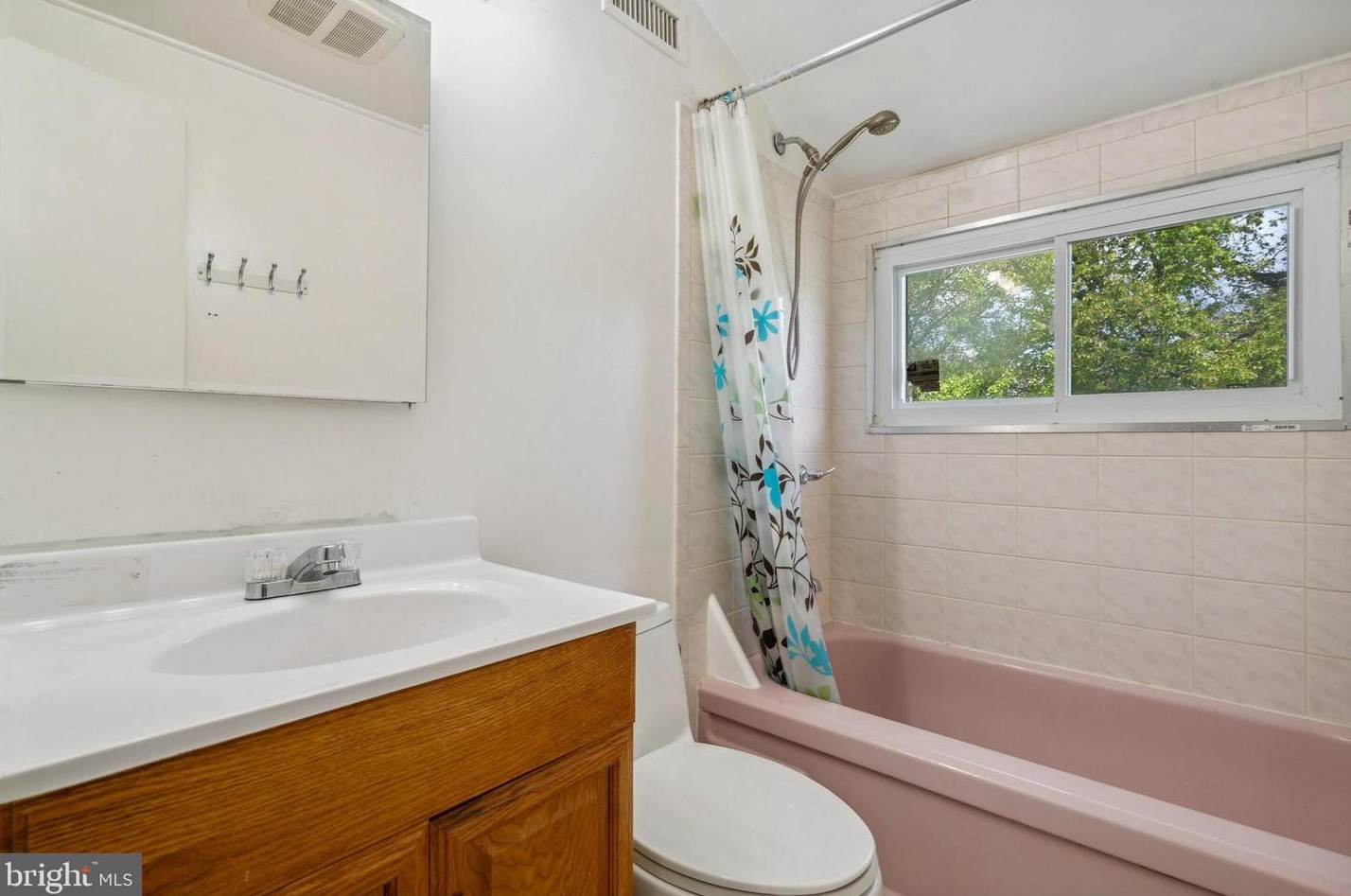 135 Hedge Rd, Levittown PA  19056-1437 exterior