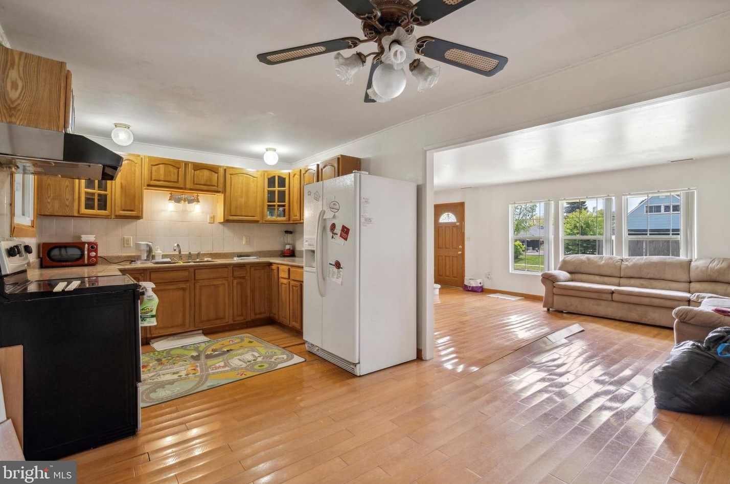 135 Hedge Rd, Levittown PA  19056-1437 exterior