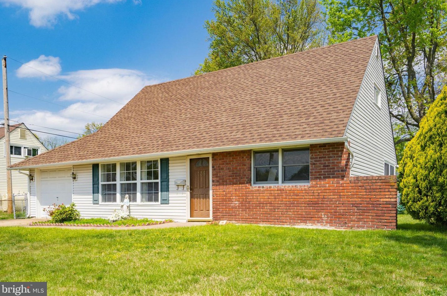 135 Hedge Rd, Levittown PA  19056-1437 exterior