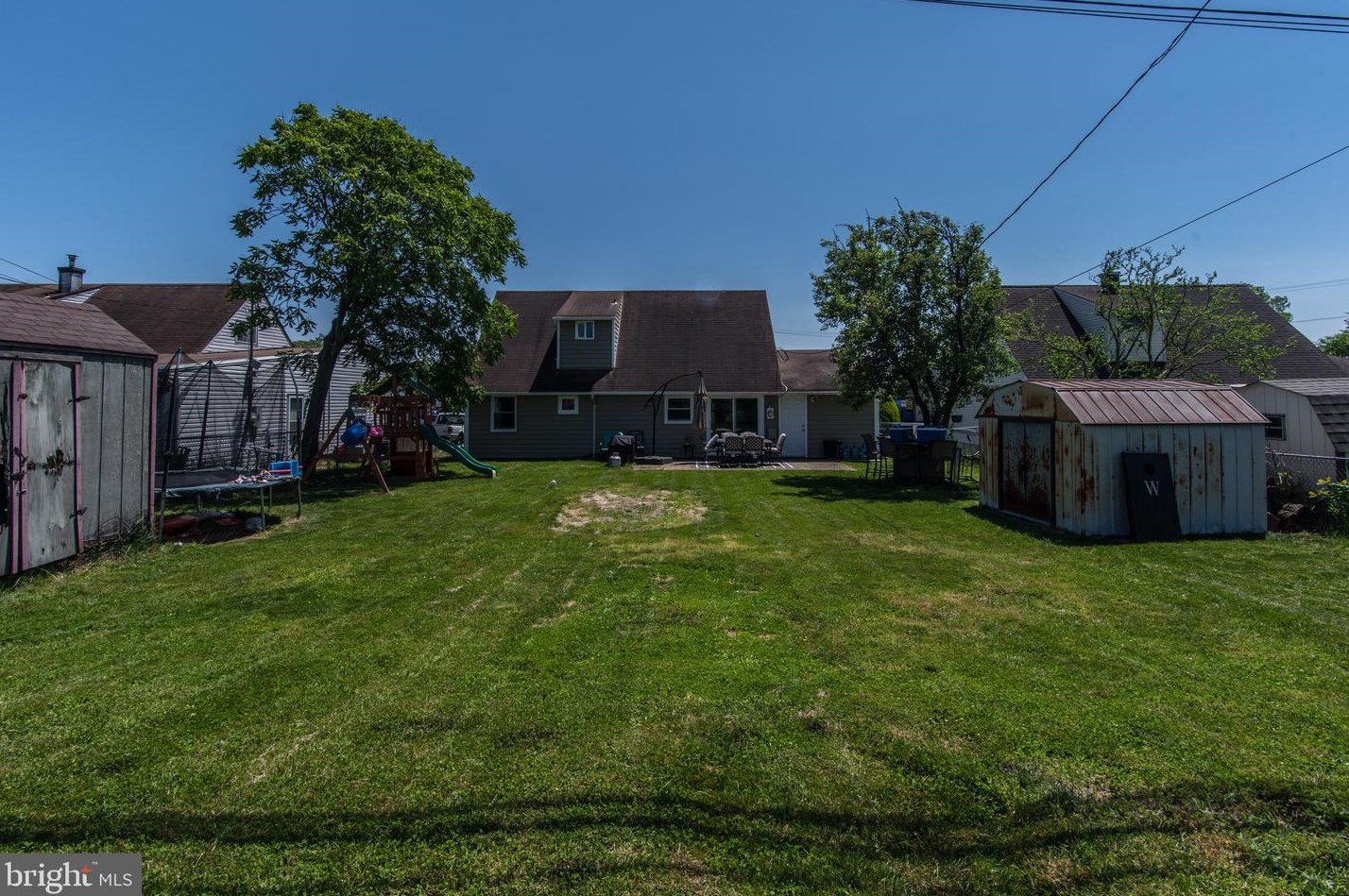 9 Kenwood Dr, Levittown PA  19055-2415 exterior