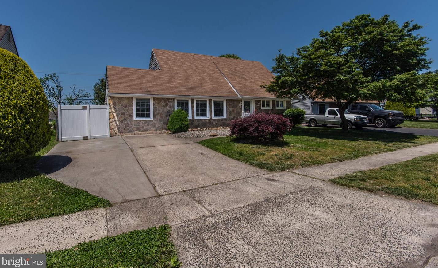 9 Kenwood Dr, Levittown PA  19055-2415 exterior