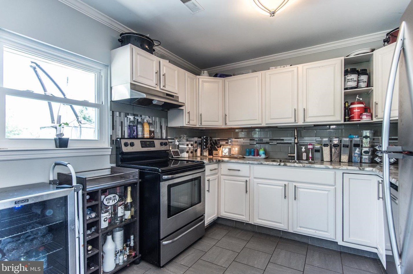 9 Kenwood Dr, Levittown PA  19055-2415 exterior