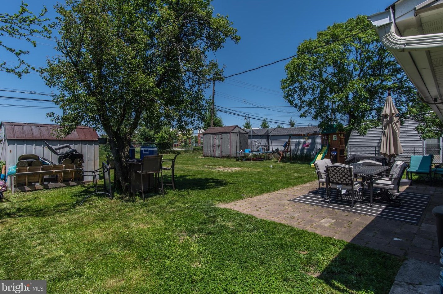 9 Kenwood Dr, Levittown PA  19055-2415 exterior