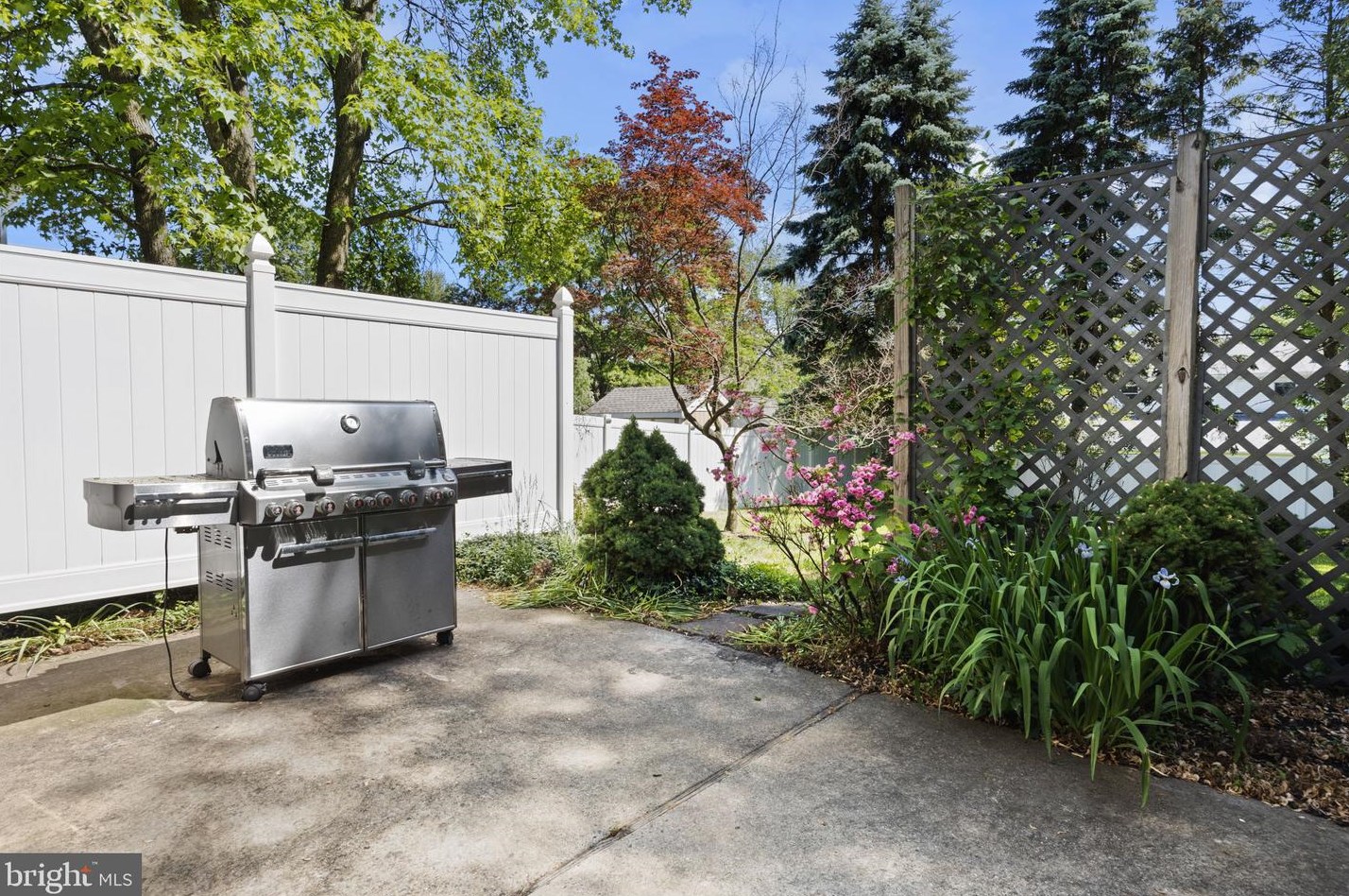 278 Burgundy Ln, Upper Makefield PA  18940-1666 exterior