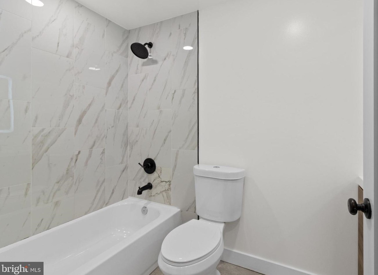 6 Roundwood Ln, Levittown PA  19055-1429 exterior