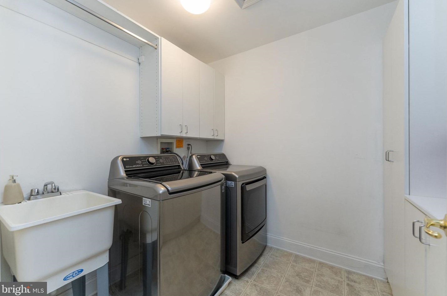 14 Wellington Rd, Upper Makefield PA  18940-2423 exterior