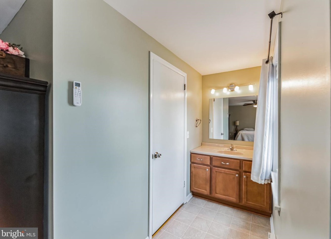 13 Grv Cir, Sellersville PA  18960-1562 exterior