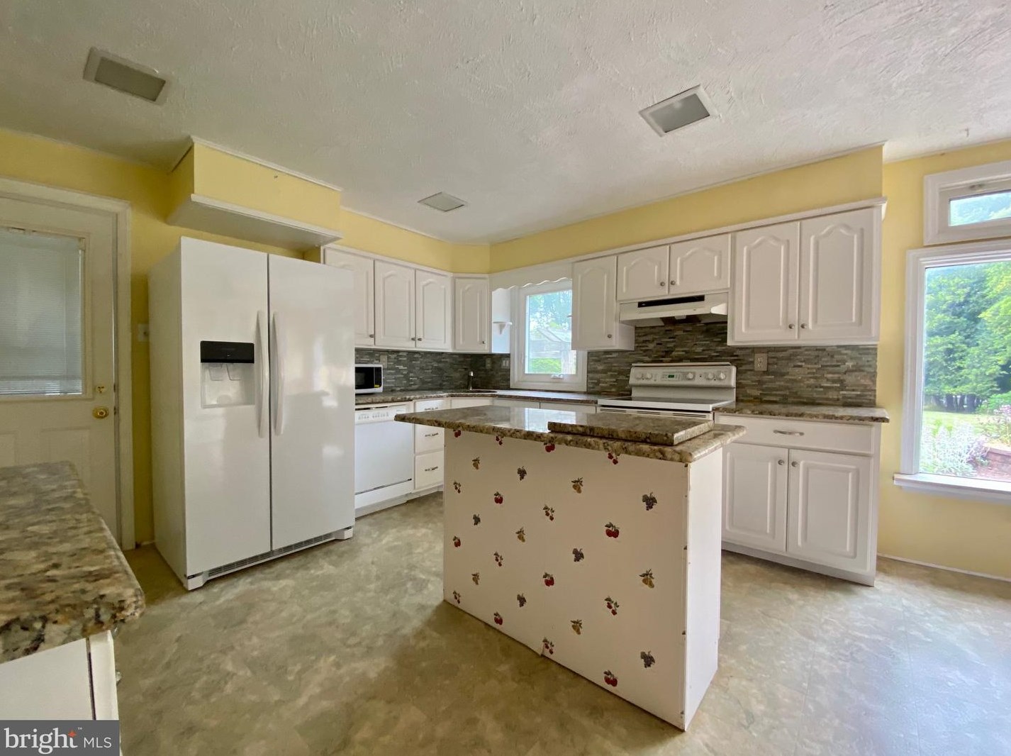 844 Maple Dr, Southampton PA 18966-4208 exterior