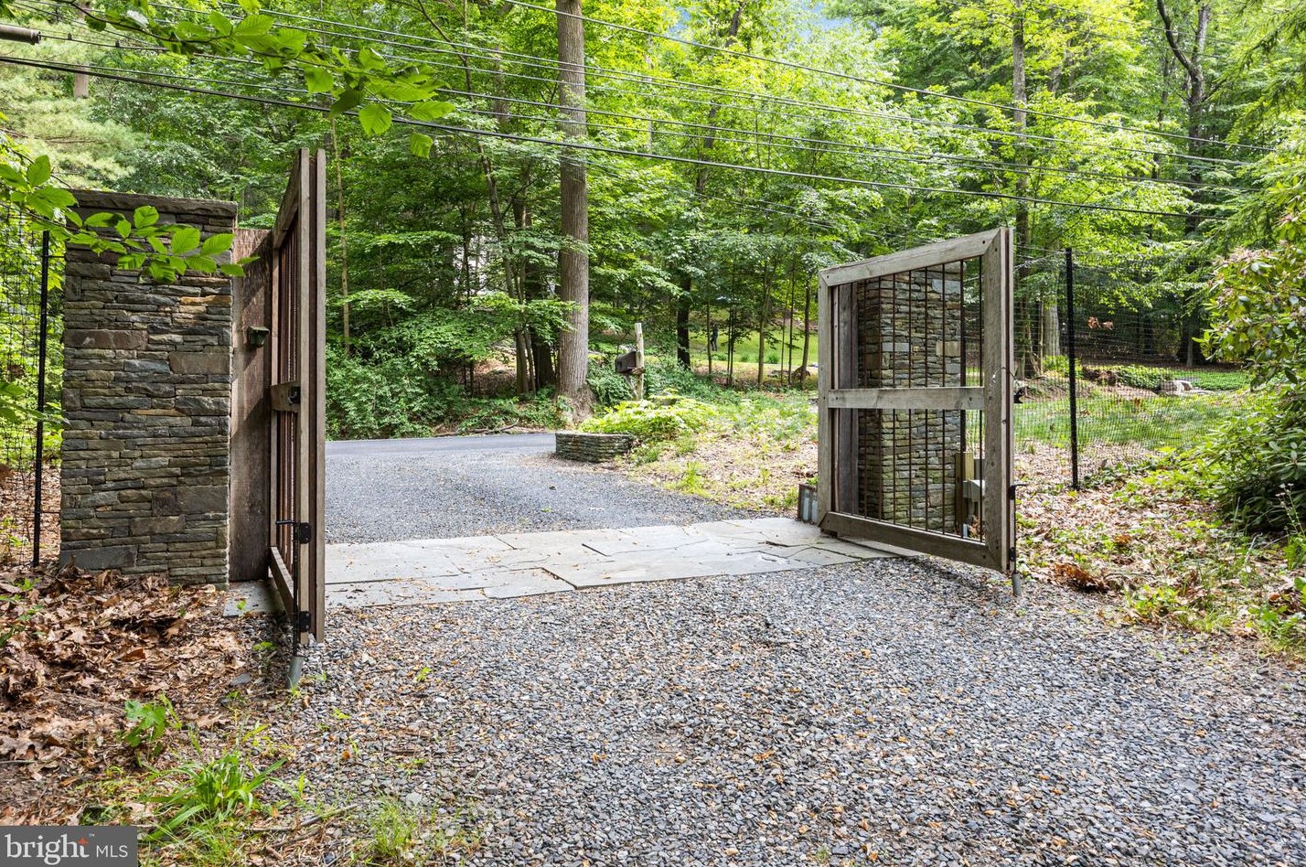 6975 Upper York Rd, New Hope PA  18938-9510 exterior