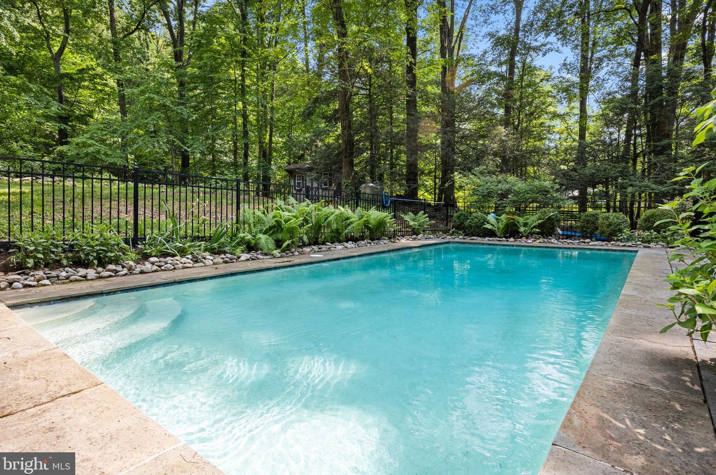 6975 Upper York Rd, New Hope PA  18938-9510 exterior