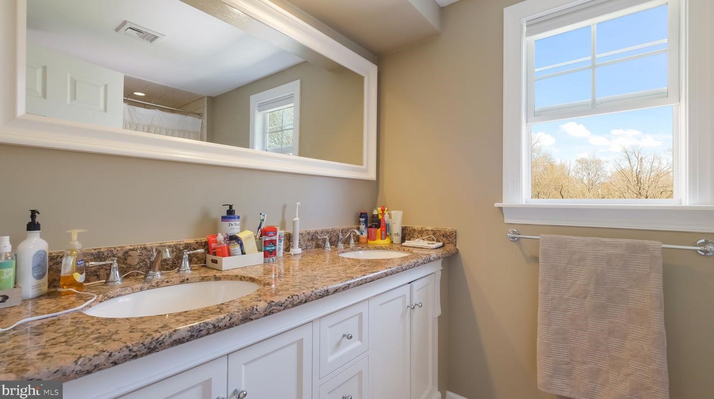 119 Timber Ridge Rd, Upper Makefield PA  18940-2809 exterior