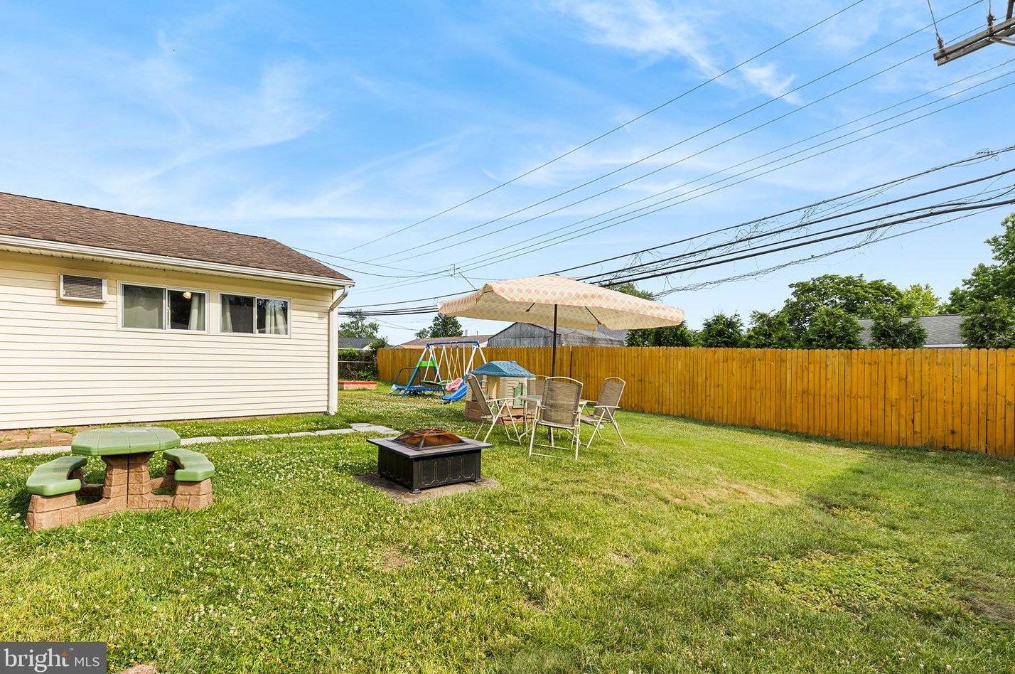 88 Indian Creek Dr, Levittown PA  19057-2224 exterior