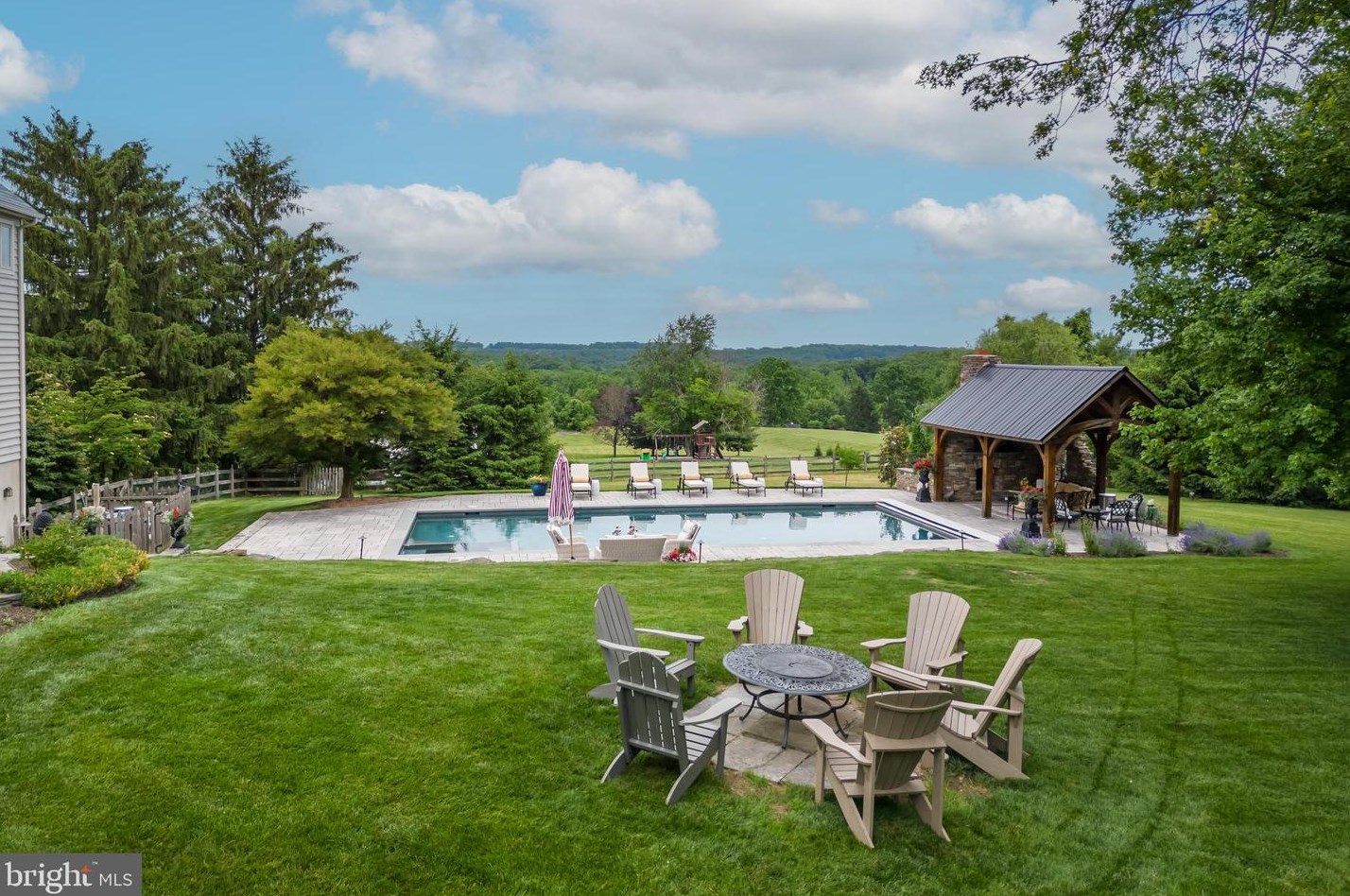 4716 Essex Dr, Gardenville, PA 18902