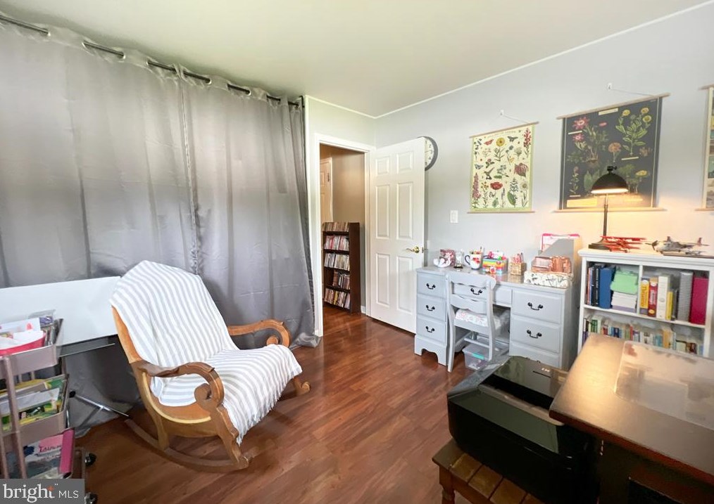 41 Sugarplum Rd, Levittown PA 19056-2220 exterior